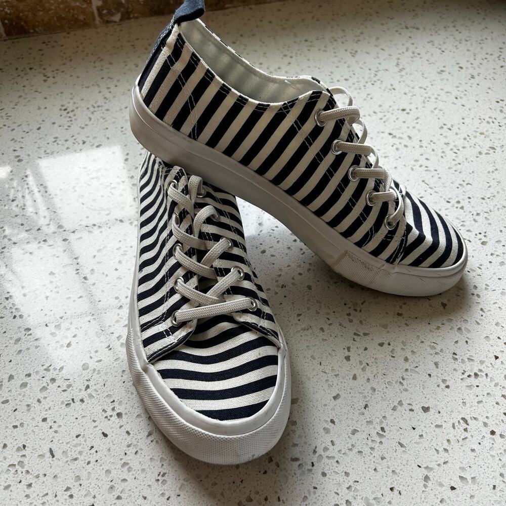 Serra Memory Foam Sneakers Womens Size 8 Navy/White Striped Lace Up Low Top